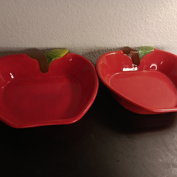GORGEOUS NEW Pair of Plentiful Pantry Stoneware 10" Apple Shape Bake Bowls. - Picture 5 of 6